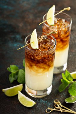 Karanlık ve fırtınalı kokteyl