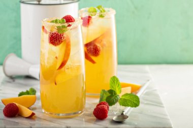 Renkli soğuk yaz içki şeftali ile yenileme
