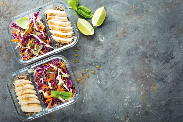 Sağlıklı yemek hazırlık kapları ile quinoa ve tavuk