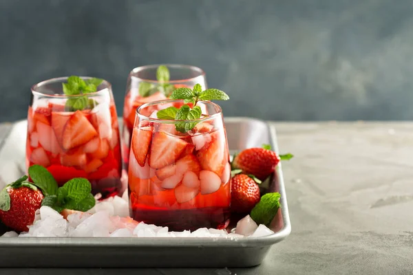 Thé glacé aux fraises ou cocktail froid — Photo