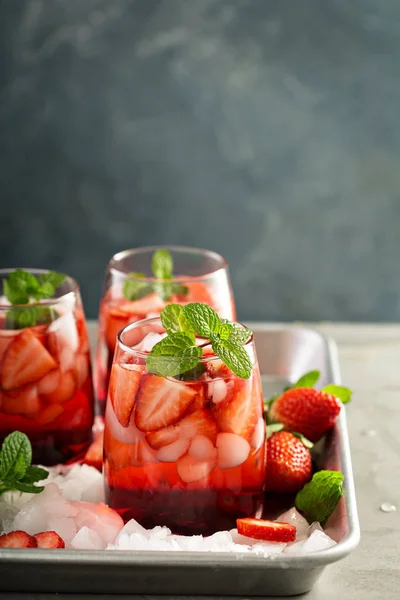 Tè freddo alla fragola o cocktail freddo — Foto Stock