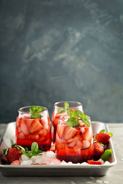 Tè freddo alla fragola o cocktail freddo — Foto Stock