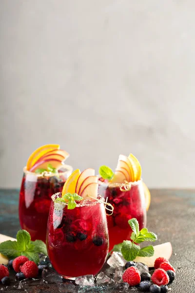 Ünnepi nyári berry sangria — Stock Fotó