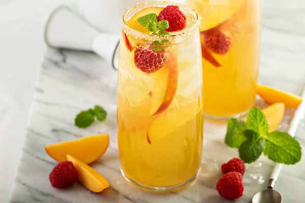 복숭아와 차가운 여름 음료 상쾌 다채로운 — 스톡 사진