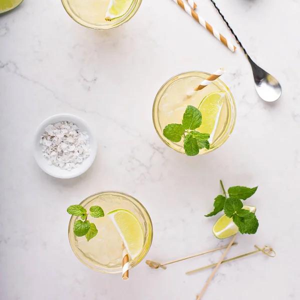 Limonada con hielo y menta — Foto de Stock