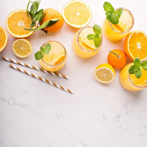 Апельсиновый и лимонный коктейль маргариты — стоковое фото