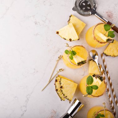 Ananas soğuk kokteyller