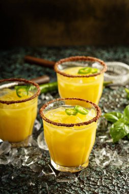 Baharatlı mango margarita acı biber ile