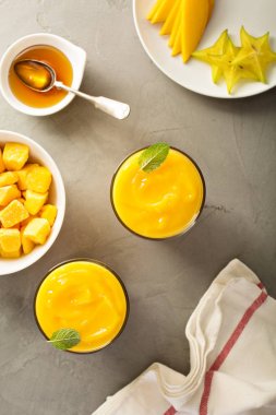 Mango smoothie bal ve Hindistan cevizi ile