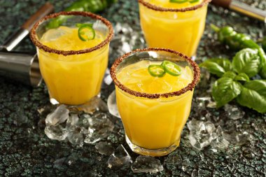Baharatlı mango margarita acı biber ile