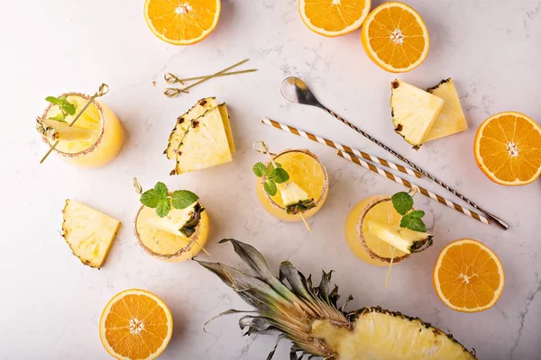 Cocktails mit Orangen und Ananas — Stockfoto