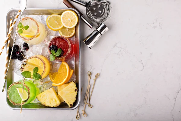 Variedade de coquetéis de margarita em uma bandeja — Fotografia de Stock