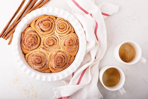 Rolos de canela em uma assadeira — Fotografia de Stock