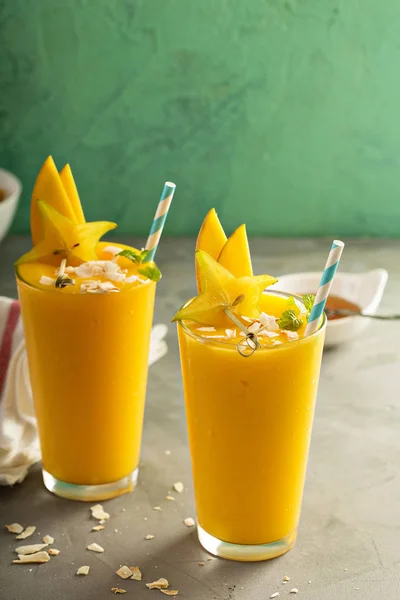 Mango-Smoothie mit Honig und Kokos — Stockfoto