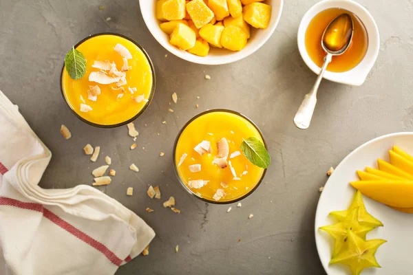 Mango smoothie s medem a kokosem — Stock fotografie