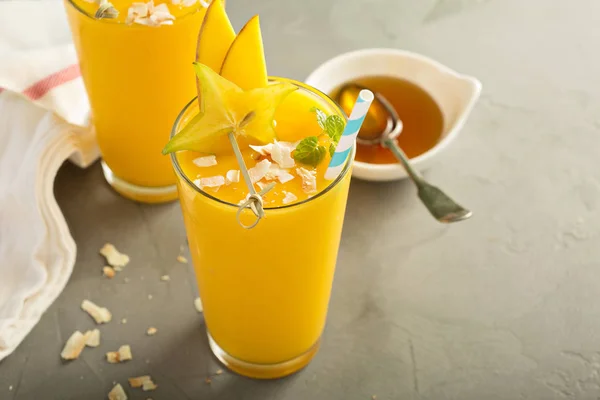 Batido de mango con miel y coco —  Fotos de Stock