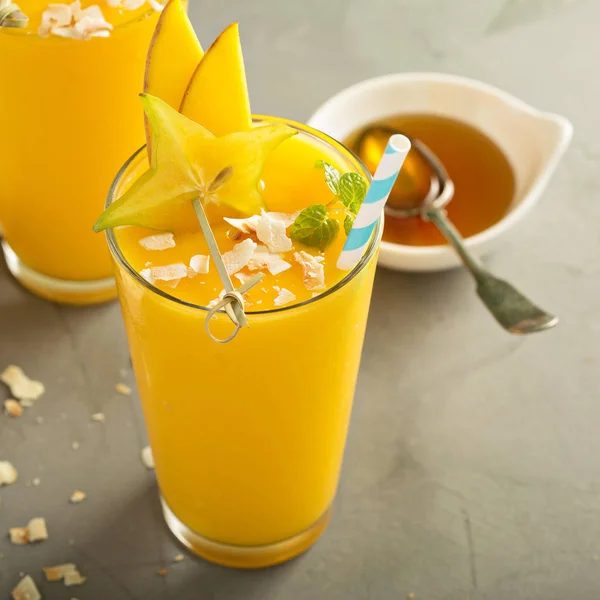 Batido de mango con miel y coco —  Fotos de Stock