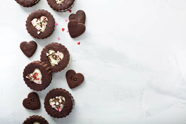Sanduíches de biscoito de chocolate para o Dia dos Namorados — Fotografia de Stock