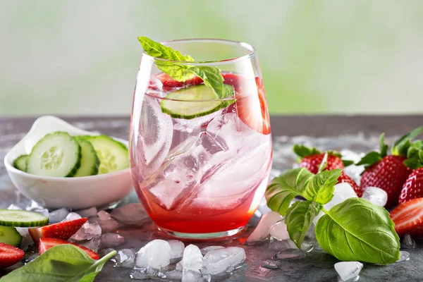 Refreshing spring or summer cocktails with strawberry and cucumber — Stock Photo, Image