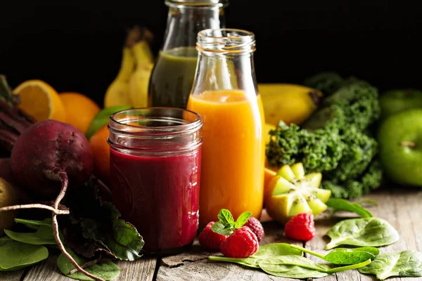 Свіжі овочеві та фруктові соки з буряком, ягодами та зеленню — стокове фото