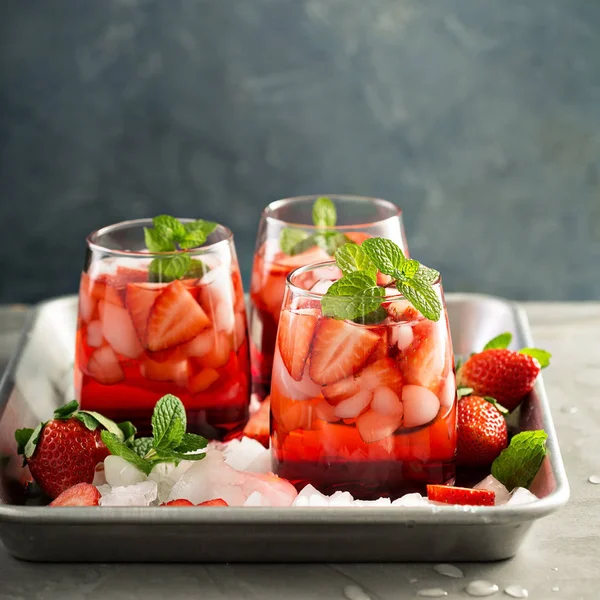 Strawberry ice tea or cold cocktail — Stock Photo, Image