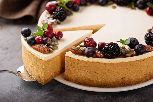 Tarta de queso de calabaza con cobertura de crema agria —  Fotos de Stock