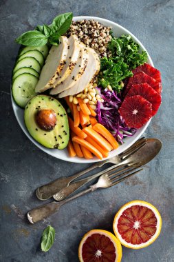 Tavuk ve quinoa ile sağlıklı öğle yemeği kase