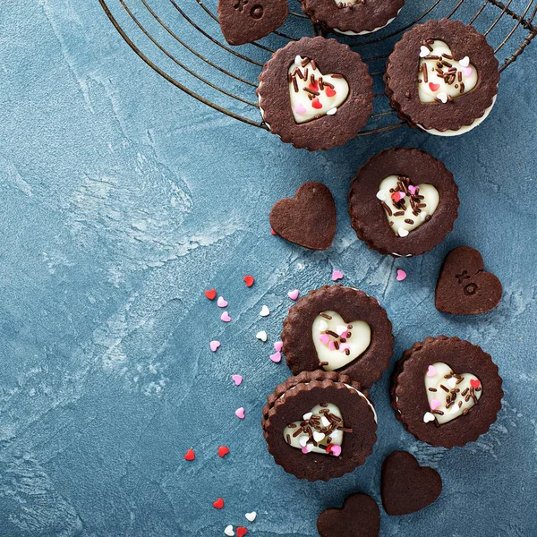 Chocolate cookie broodjes voor Valentines Day — Stockfoto