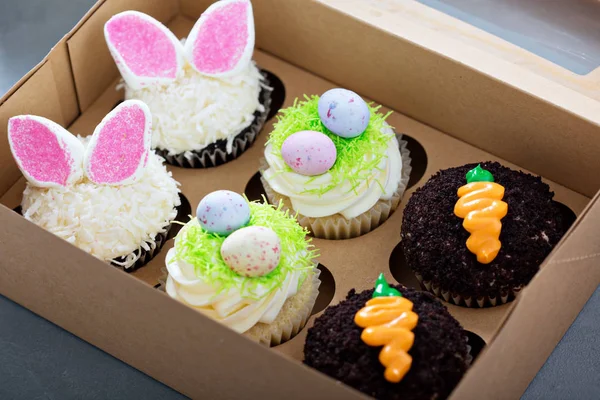 Választék a húsvéti cupcakes egy dobozban — Stock Fotó