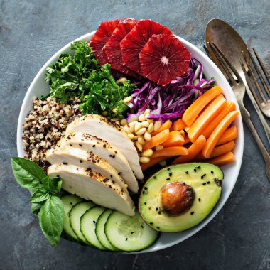 Tavuk ve quinoa ile sağlıklı öğle yemeği kase