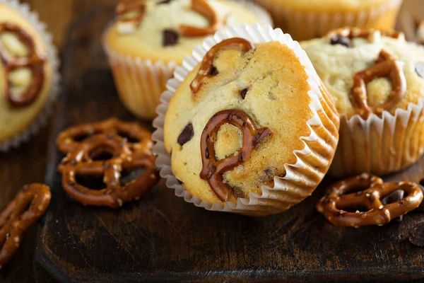 Patatine al cioccolato e muffin pretzel — Foto Stock