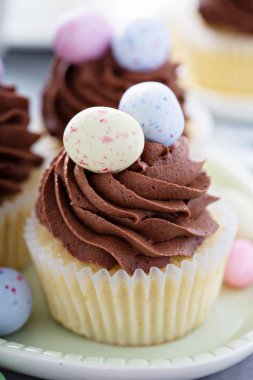 Çikolata kumlama ile Paskalya vanilya cupcakes