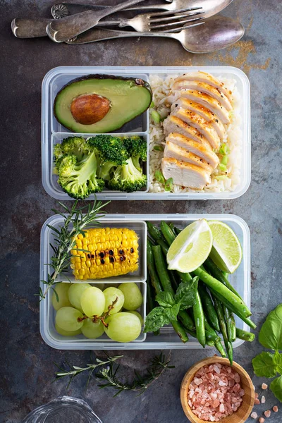 健康绿色膳食准备容器与米和蔬菜 — 图库照片