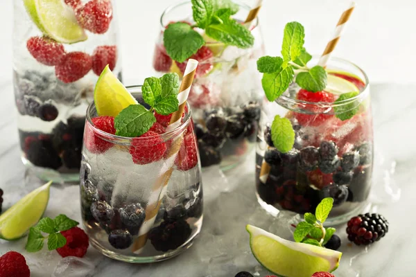 Кокосовая или наполненная свежими ягодами вода — стоковое фото