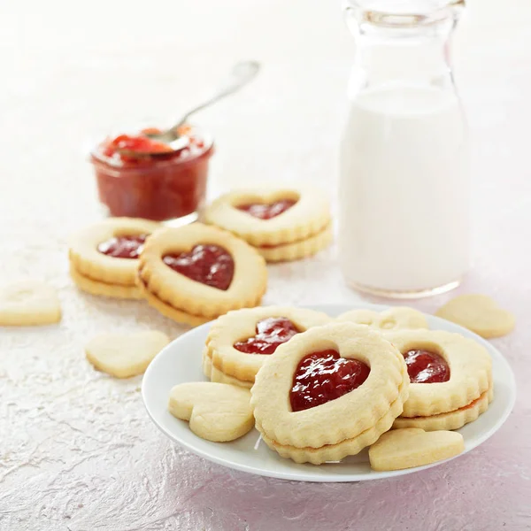 Vanilla cookies with strawberry filling — Stock Photo, Image