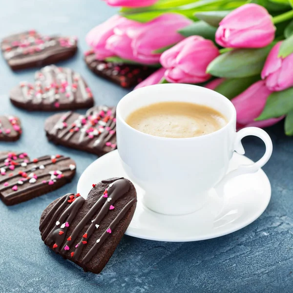 Шоколадное печенье с брызгами на День Святого Валентина — стоковое фото