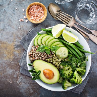Quinoa ve avokado ile yeşil vegan yemek kase