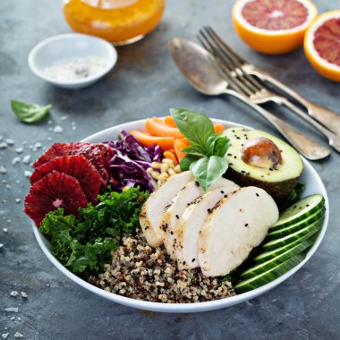 Tavuk ve quinoa ile sağlıklı öğle yemeği kase