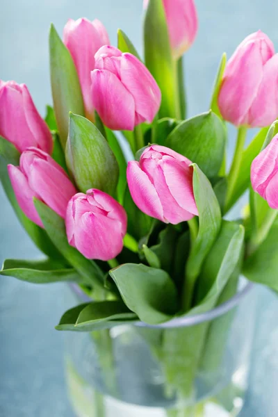 Růžové tulipány v skleněná váza — Stock fotografie