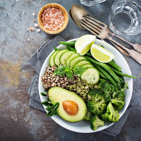 Comedor vegano verde con quinua y aguacate —  Fotos de Stock