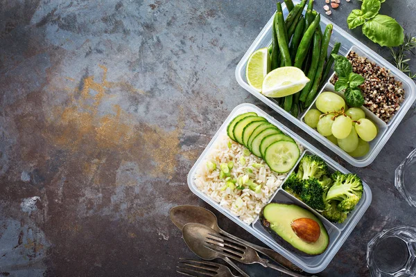 Веганская зеленая еда для приготовления контейнеров с рисом и овощами — стоковое фото