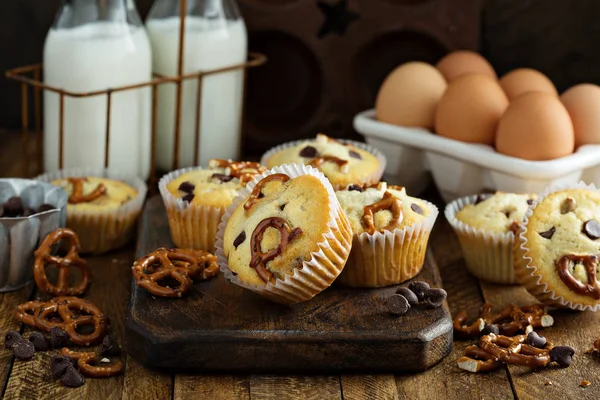 Chip de chocolate e muffins pretzel — Fotografia de Stock