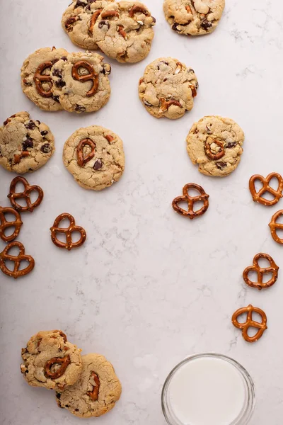 Patatas de chocolate y galletas de pretzels en una mesa de mármol — Foto de Stock