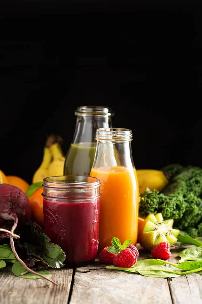 Sumos de legumes e frutas frescos com beterraba, bagas e verduras — Fotografia de Stock