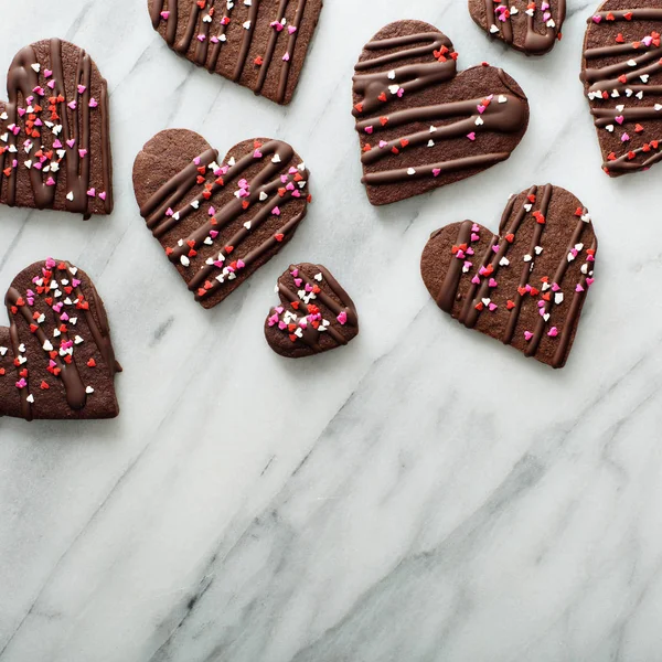 Biscuits au chocolat avec saupoudrer pour la Saint Valentin — Photo