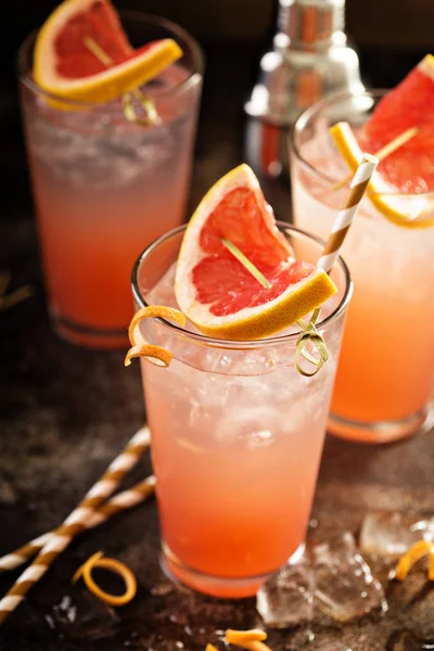 Cocktail di pompelmo in bicchieri alti — Foto Stock