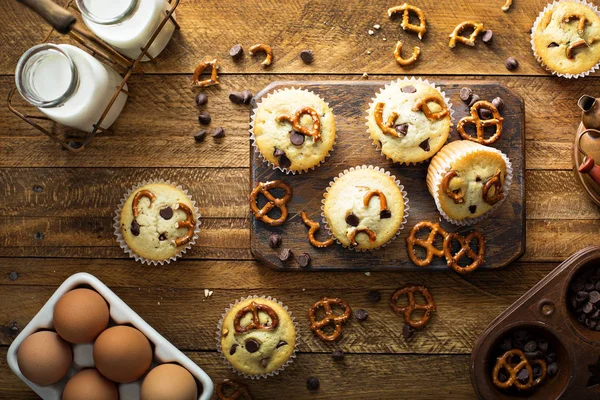 Chip de chocolate e muffins pretzel — Fotografia de Stock