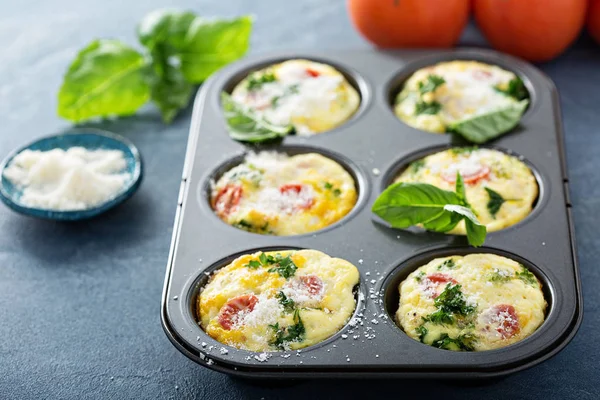 Здоровые яичные кексы, мини-фриттаты с помидорами — стоковое фото