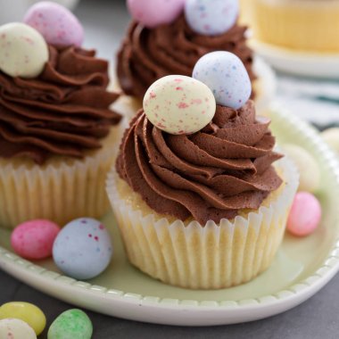 Çikolata kumlama ile Paskalya vanilya cupcakes
