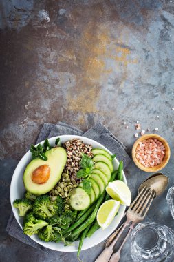 Quinoa ve avokado ile yeşil vegan yemek kase
